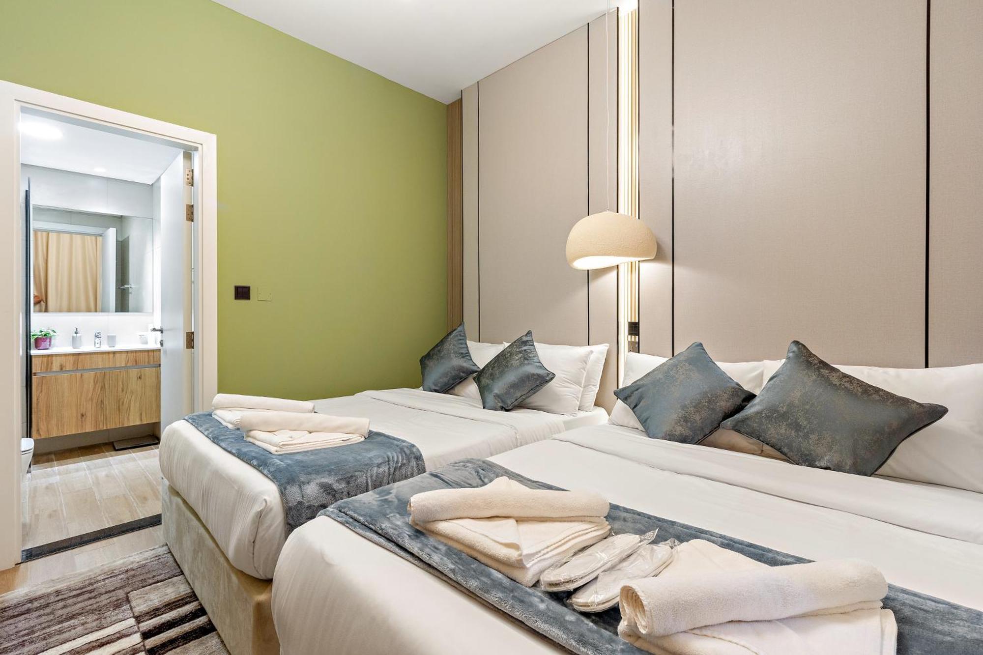 Lakeside Luxury Living In Al Maryah Island Apartment